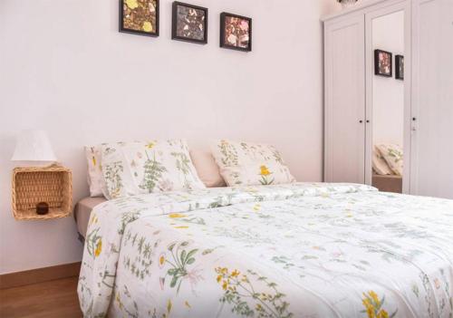略夫雷加特河畔奥斯皮塔莱特bcn4days 24/7 Apartments的一间卧室配有一张带花卉床罩的床