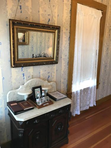 圣地亚哥丽都酒店的客房设有带镜子和水槽的桌子