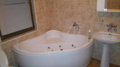 贝拉茨尔克瓦Laguna Guesthouse的浴室设有浴缸和水槽。