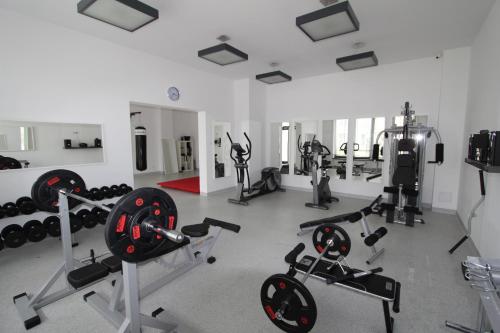 尤斯托尼莫斯基Lukas Studio的一间健身房,里面设有数个健身器材
