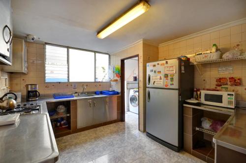 麦德林The Wandering Paisa的厨房配有冰箱和微波炉。