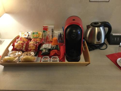 福贾阿提科沃尔塔住宿加早餐旅馆的桌上装有食物和红色搅拌器的托盘