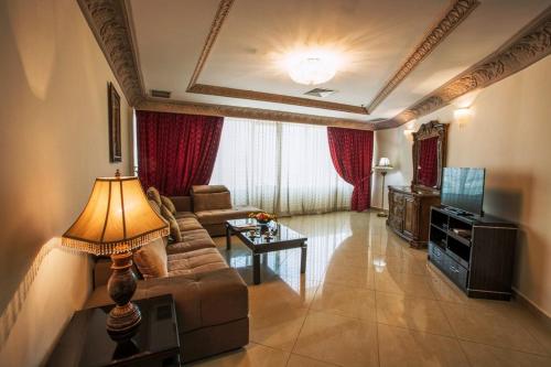 科威特Sara Palace Apartments- family only的带沙发和电视的客厅