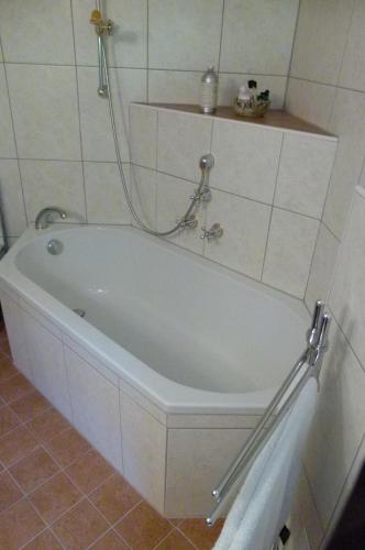 索尔登Haus Freistabl的浴室设有白色浴缸。
