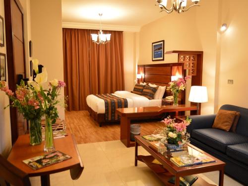 安曼康福特套房酒店的酒店客房设有床和客厅。