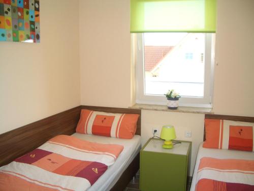 奥斯特巴德里克Ferienwohnung Rerik的一间小卧室,配有两张床和窗户