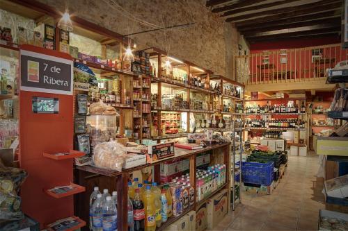 埃布罗河畔莫拉Hostal Agrobotiga 7 de Ribera的一间杂货店,展示了许多产品