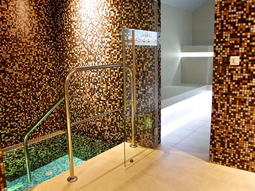 罗加斯卡斯拉提纳Atlantida Boutique Hotel的一间铺有瓷砖的客房内的淋浴