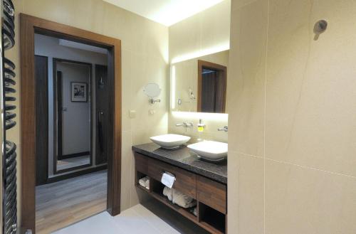 奥帕瓦Hotel Kramer的一间带水槽和镜子的浴室