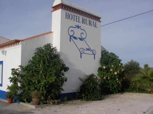雷根古什-迪蒙萨拉什Reguengos Hotel的一座有读酒店rurilla标志的建筑