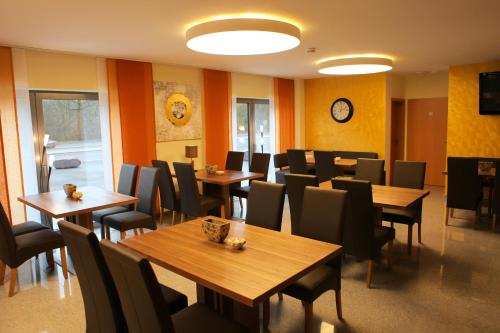 小布利特斯多夫阿特尔佐尔酒店的用餐室配有木桌和椅子