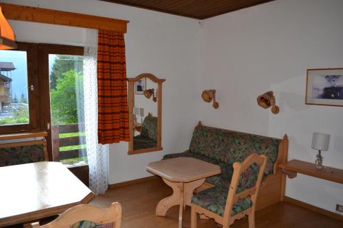 安泰塞尔瓦·迪·梅佐Apartment Antholzersee的客厅配有沙发和桌子