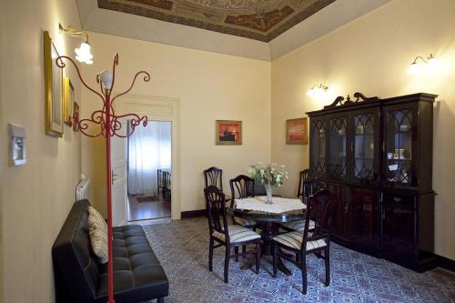 特拉帕尼Casa Signorile的一间带桌椅和橱柜的用餐室