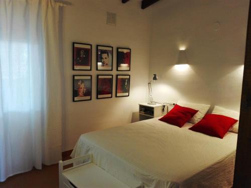 莫莱拉Cristina by Sun & Sea Homes的卧室配有带红色枕头的白色床