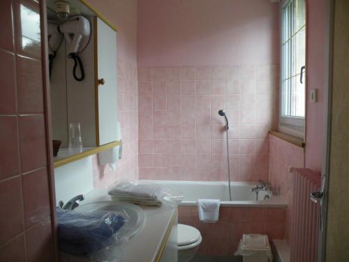 舍农索城堡热纳奥迪尔酒店的粉红色的浴室设有卫生间、浴缸和水槽