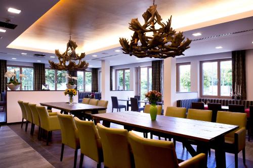 SchnelldorfHotel Restaurant Anna的餐厅设有木桌和黄色椅子