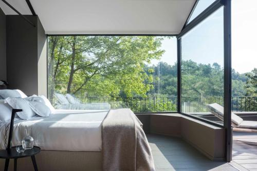 TerruggiaGlass House & SPA - DCA Certified -的一间卧室设有一张床和一个大窗户