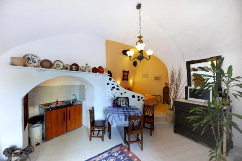 费拉Kavalari Hotel - Adults Only的厨房以及带桌椅的起居室。