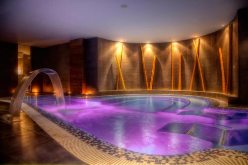 苏安塞斯帕拉亚里贝拉酒店的紫色照明的酒店游泳池