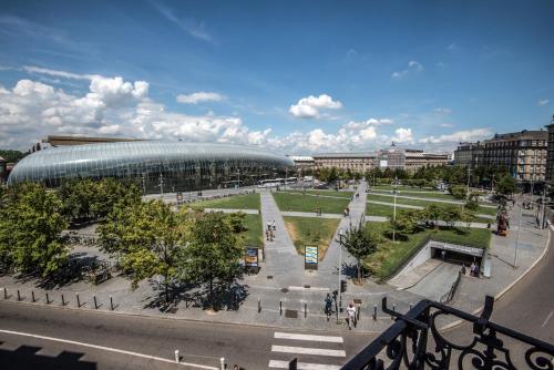 斯特拉斯堡Hôtel Le Bristol Strasbourg Gare的享有大型体育场和大楼的景色