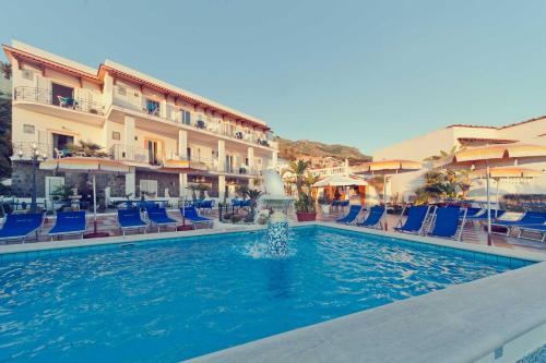 伊斯基亚瑞瓦德尔索酒店的一个带椅子和喷泉的酒店游泳池