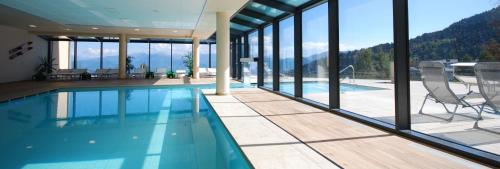 Vaneze邦多纳山脉酒店的山景别墅内的游泳池