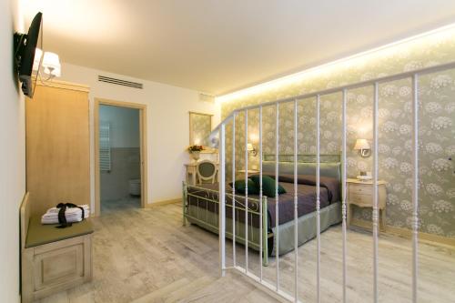 泰塞拉Guest House Dolce Laguna的一间卧室配有一张带金属床头板的床
