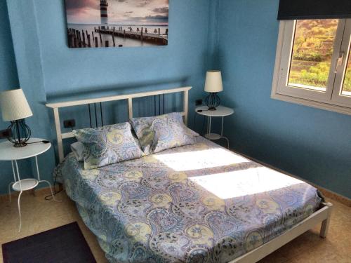 埃尔米瓜Casa Abuelo Pepe的一间卧室配有一张蓝色墙壁的床