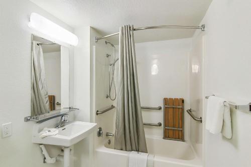 比尔顿索尔文区6比尔顿汽车旅馆 的白色的浴室设有水槽和淋浴。