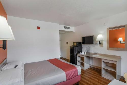 梅德福6梅德福南汽车旅馆的配有一张床和一张书桌的酒店客房
