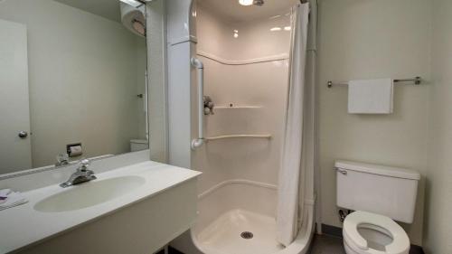 史密斯堡Rodeway Inn Fort Smith I-540的带淋浴、盥洗盆和卫生间的浴室
