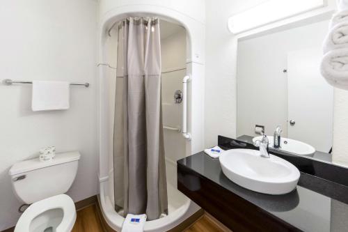 克拉马斯福尔斯汽车旅馆的一间浴室