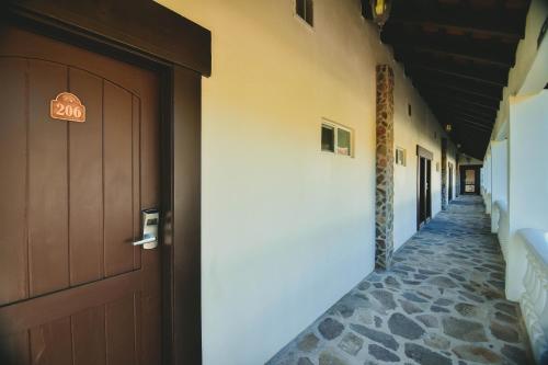 瓜达鲁佩镇Hacienda Guadalupe Hotel的走廊上的门,上面有出口标志