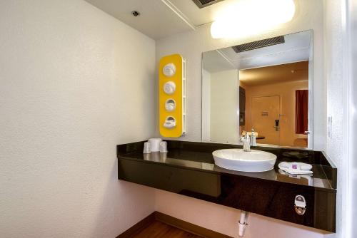 卡尔斯巴德卡尔斯巴德海滩第6汽车旅馆的一间带水槽和镜子的浴室