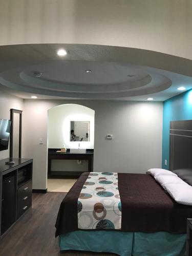 斯普林美国休斯顿最佳价值旅馆的一间卧室配有一张床和一台电视。