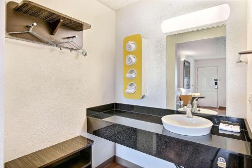 艾姆巴克德拉欧克兰6号汽车旅馆的一间浴室