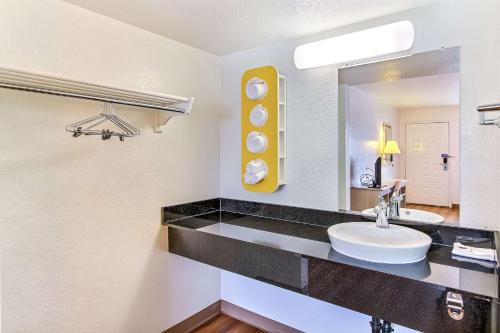 萨利纳斯蒙特利区萨利纳斯北6号汽车旅馆的一间带水槽和镜子的浴室
