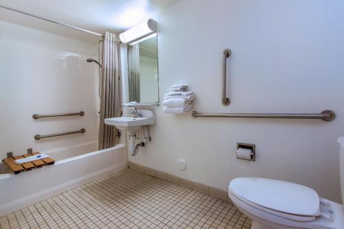 凤凰城凤凰机场24街6号汽车旅馆 的一间带卫生间和水槽的浴室