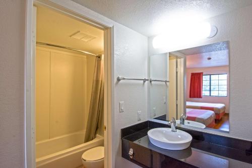 南雷丁6号汽车旅馆的一间浴室