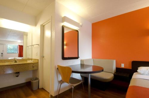 盖瑟斯堡华盛顿特区6号汽车旅馆 - 盖瑟斯堡的客房设有桌子、床和浴室。