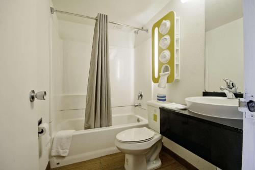 迈阿密6号汽车旅馆的一间浴室