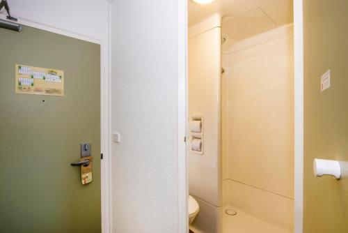 堪培拉堪培拉宜必思快捷酒店的一间带卫生间和卫生纸分配器的浴室