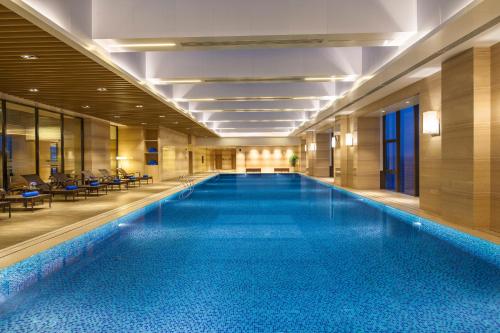 西安西安盛捷新地城服务公寓的酒店大堂的大型游泳池