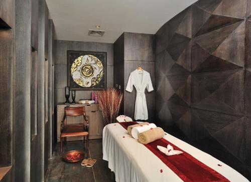 西姆拉Marina- Shimla First Designer Boutique Hotel的一间卧室配有一张床、一张桌子和一个梳妆台