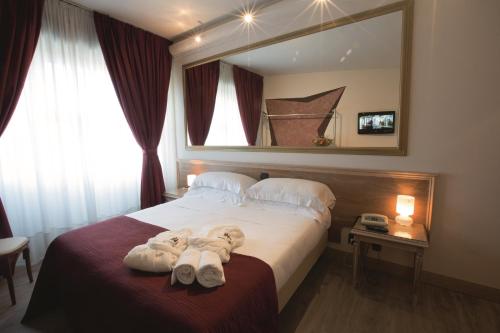 塞斯托-圣乔凡尼iH Hotels Milano St. John的酒店客房,配有一张带大镜子的床
