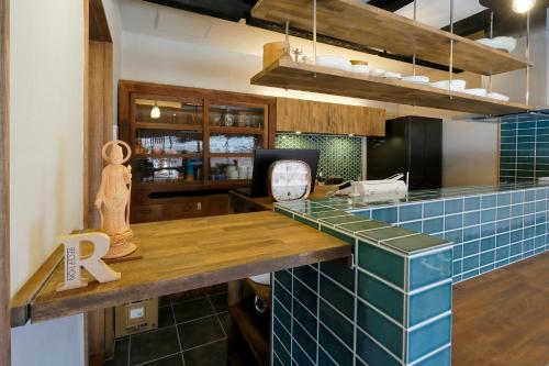 奈良神奈寐旅馆的厨房配有蓝色瓷砖台面