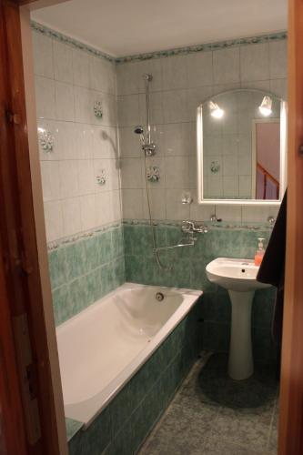 尤卡尔内Brīvdienu māja Atvari的带浴缸和盥洗盆的浴室