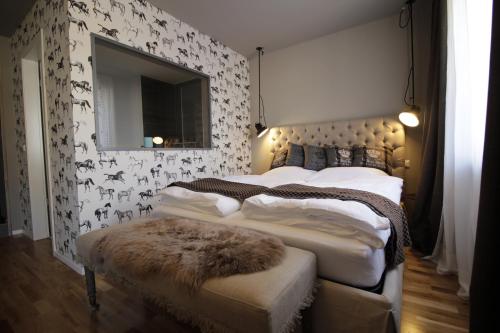 KirchhofenKrone - das Gasthaus的一间卧室配有两张床,里面装有毛 ⁇ 的长软椅