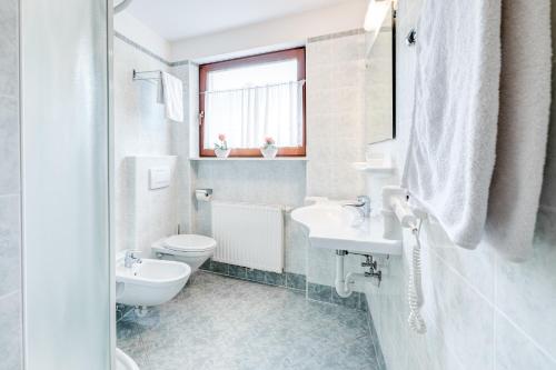 纳兹-夏韦斯Pension Haus am See的白色的浴室设有卫生间和水槽。