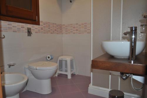 圣维托罗卡波Raggio di Luna的一间带卫生间和水槽的浴室
